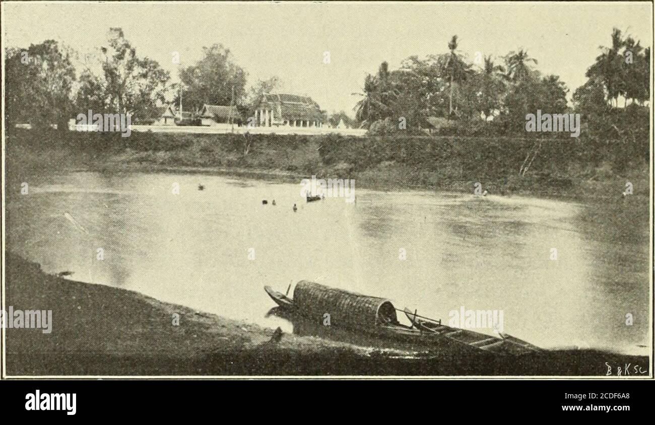 . Mission Pavie, Indo-Chine, 1879-1895 : géographie et voyages . rment. Entre elle et la rivière de Battambang,deux autres coins deau intéressants vont au Lac le stung Kompong-Prac marquant la frontière avec le Siam et le Stung Dontri.donnl lesbords sont très habiles, tous deux sortent des petites haueurs en avantdes monts Kiev anh. 100 MISSION L&gt;AVIE La campagne que montre la roule « basse » entre Pursat et Baltam-bang est loin davoir un Aspect agréable: In celte sauf aux abords des Villages,elle a de longues forêts clairières, aux arbres maigres,légèrement noyéesaux baules eaux alternant Stockfoto