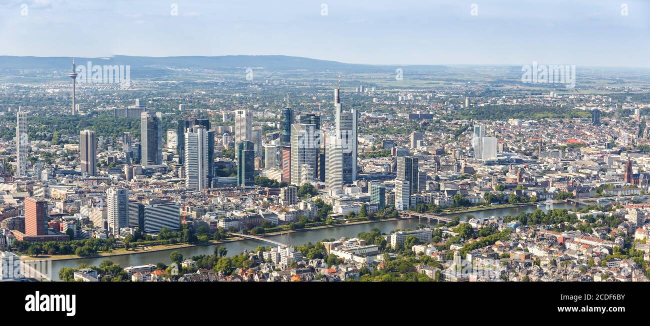 Frankfurt, Deutschland - 27. Mai 2020: Frankfurt Skyline Panoramablick Luftbild Stadt Main Fluss Commerzbank Wolkenkratzer in Deutschland. Stockfoto