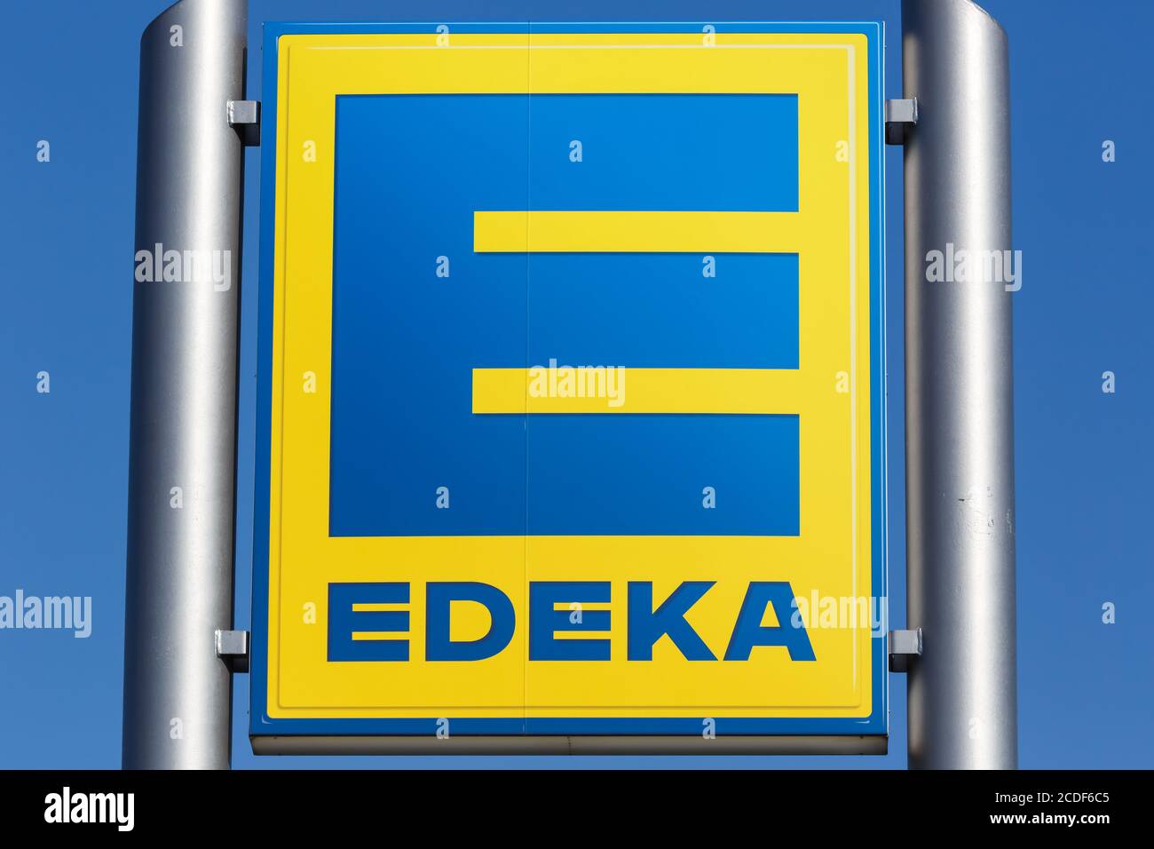Stuttgart, 17. Mai 2020: EDEKA Logo Schild Supermarkt Lebensmittelgeschäft Discounter in Deutschland. Stockfoto