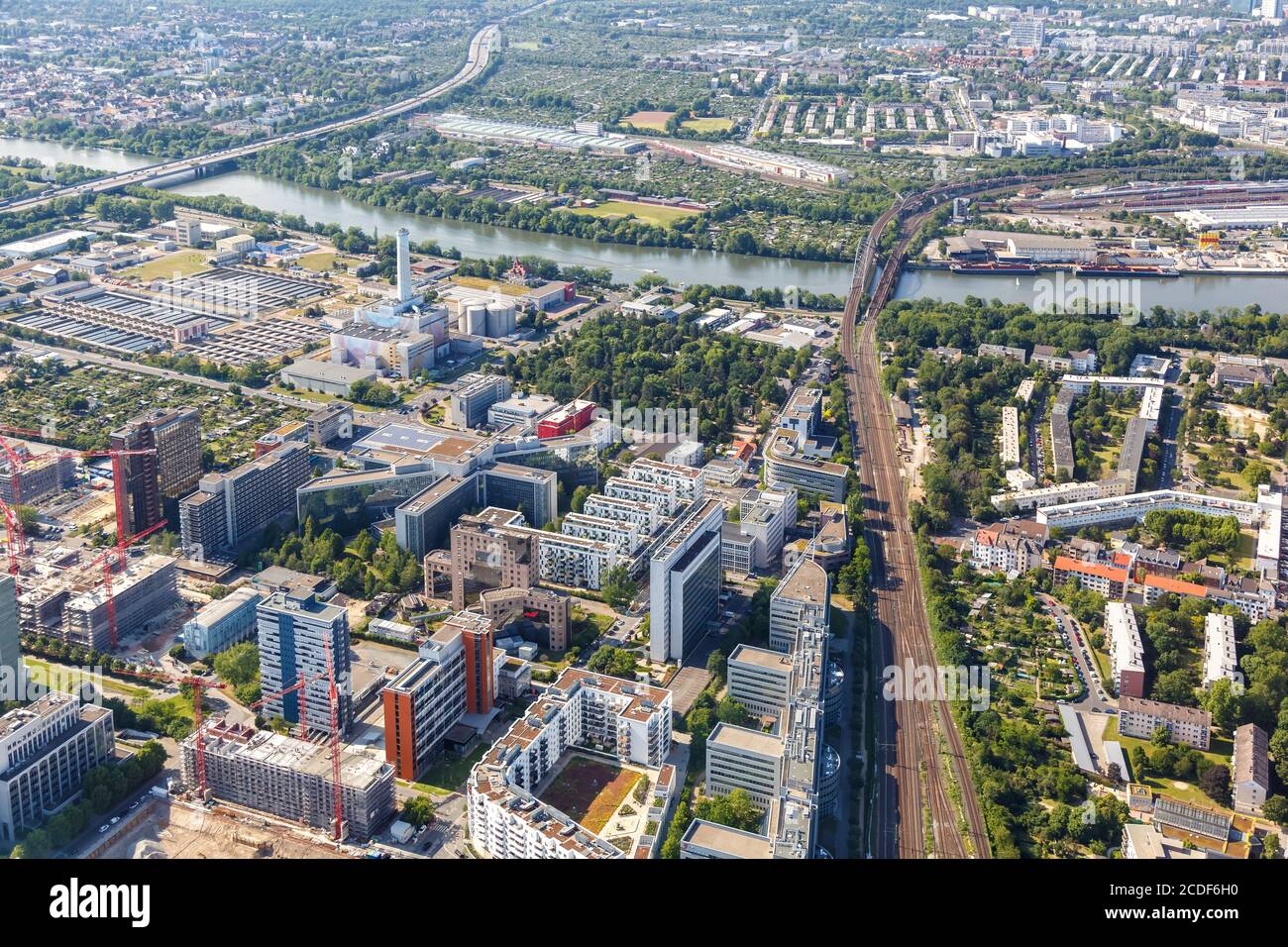 Frankfurt, Deutschland - 27. Mai 2020: Niederrad Bürostadt Buerostadt Gebäude Luftbild Stadt in Deutschland. Stockfoto