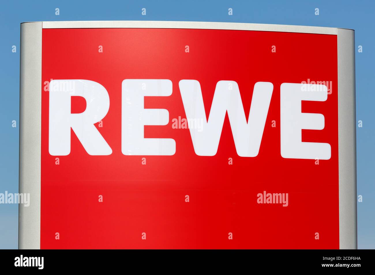 Stuttgart, 17. Mai 2020: REWE Logo Schild Supermarkt Lebensmittelgeschäft Discounter in Deutschland. Stockfoto