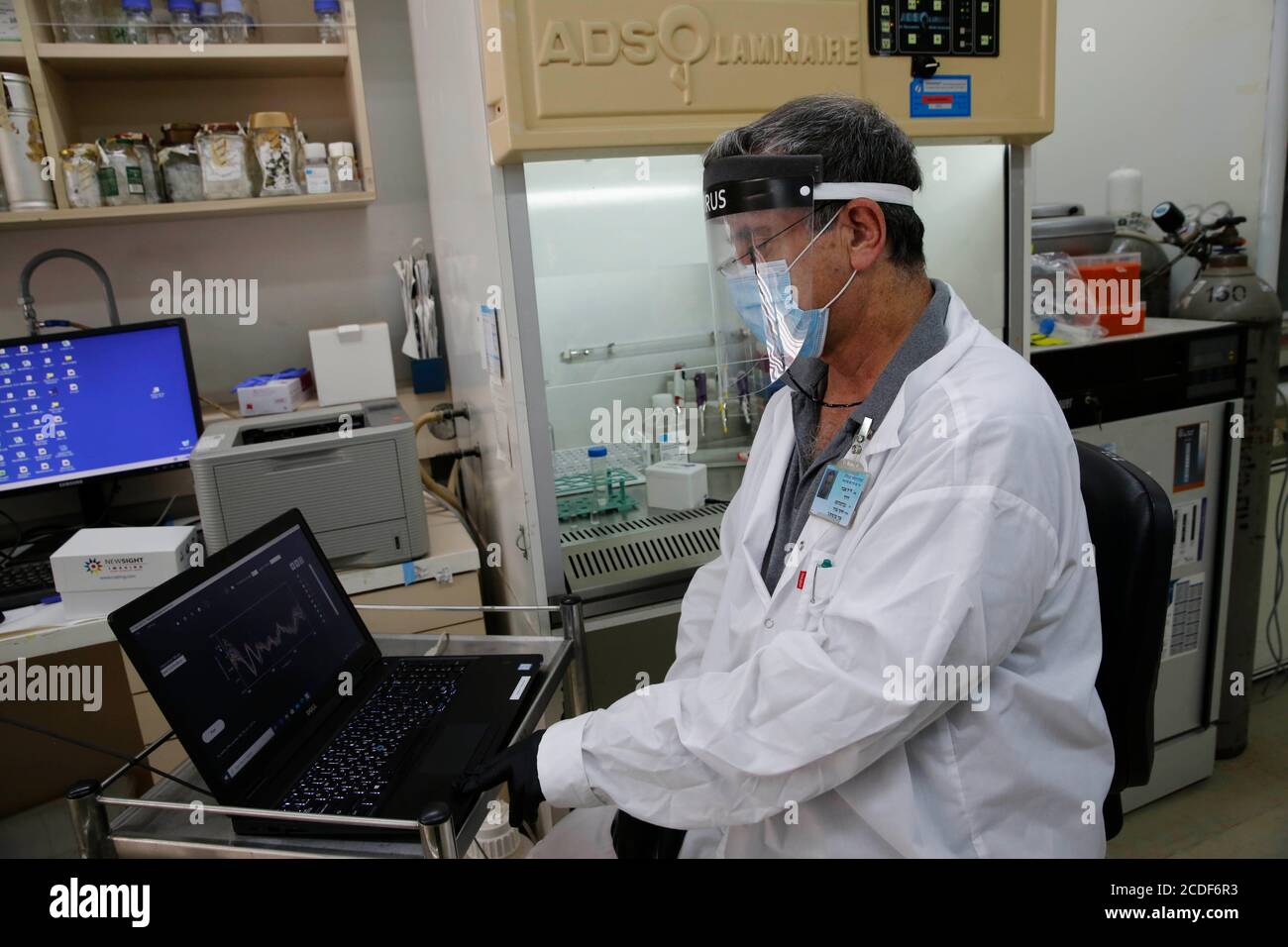 Ramat Gan. August 2020. Ein israelischer Wissenschaftler führt am 27. August 2020 im Sheba Medical Center in der zentralisraelischen Stadt Ramat Gan einen sofortigen Detektionstest für COVID-19 durch. Kredit: Gil Cohen Magen/Xinhua/Alamy Live Nachrichten Stockfoto