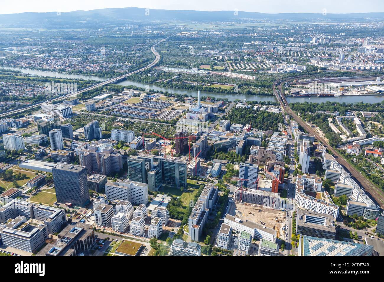 Frankfurt, Deutschland - 27. Mai 2020: Niederrad Bürostadt Buerostadt Gebäude Taunus Luftbildstadt in Deutschland. Stockfoto