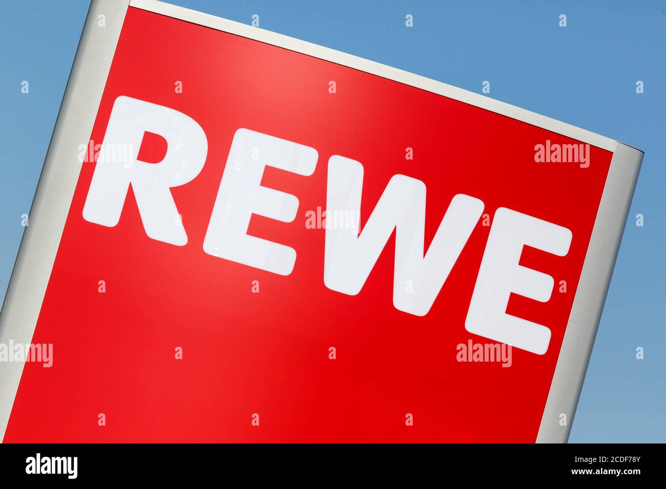 Stuttgart, 17. Mai 2020: REWE Logo Schild Supermarkt Lebensmittelgeschäft Discounter in Deutschland. Stockfoto