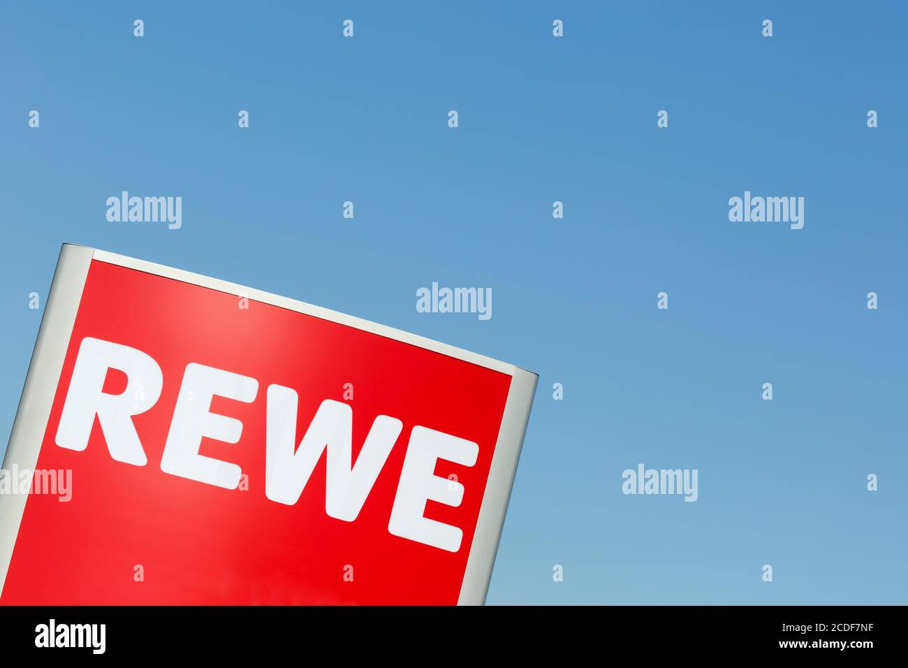 Stuttgart, Deutschland - 17. Mai 2020: REWE Logo Schild Supermarkt Lebensmittel Copyspace Kopie Raum Shop Discounter in Deutschland. Stockfoto