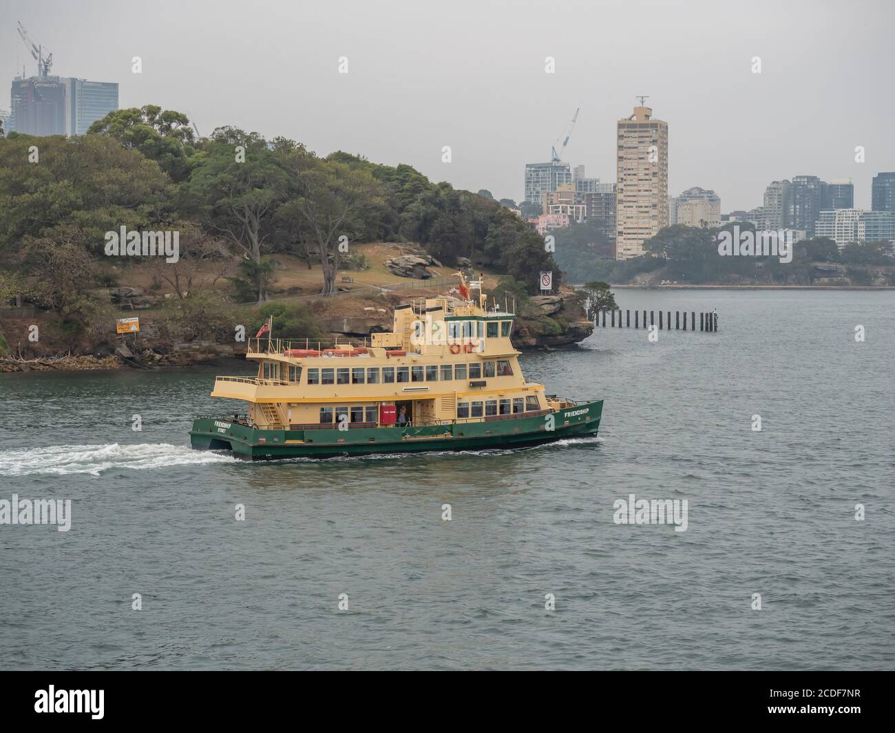 Blick auf Sydney Harbour und Friendship Ferry von Balmain aus Ein trübe Sommernachmittag Stockfoto