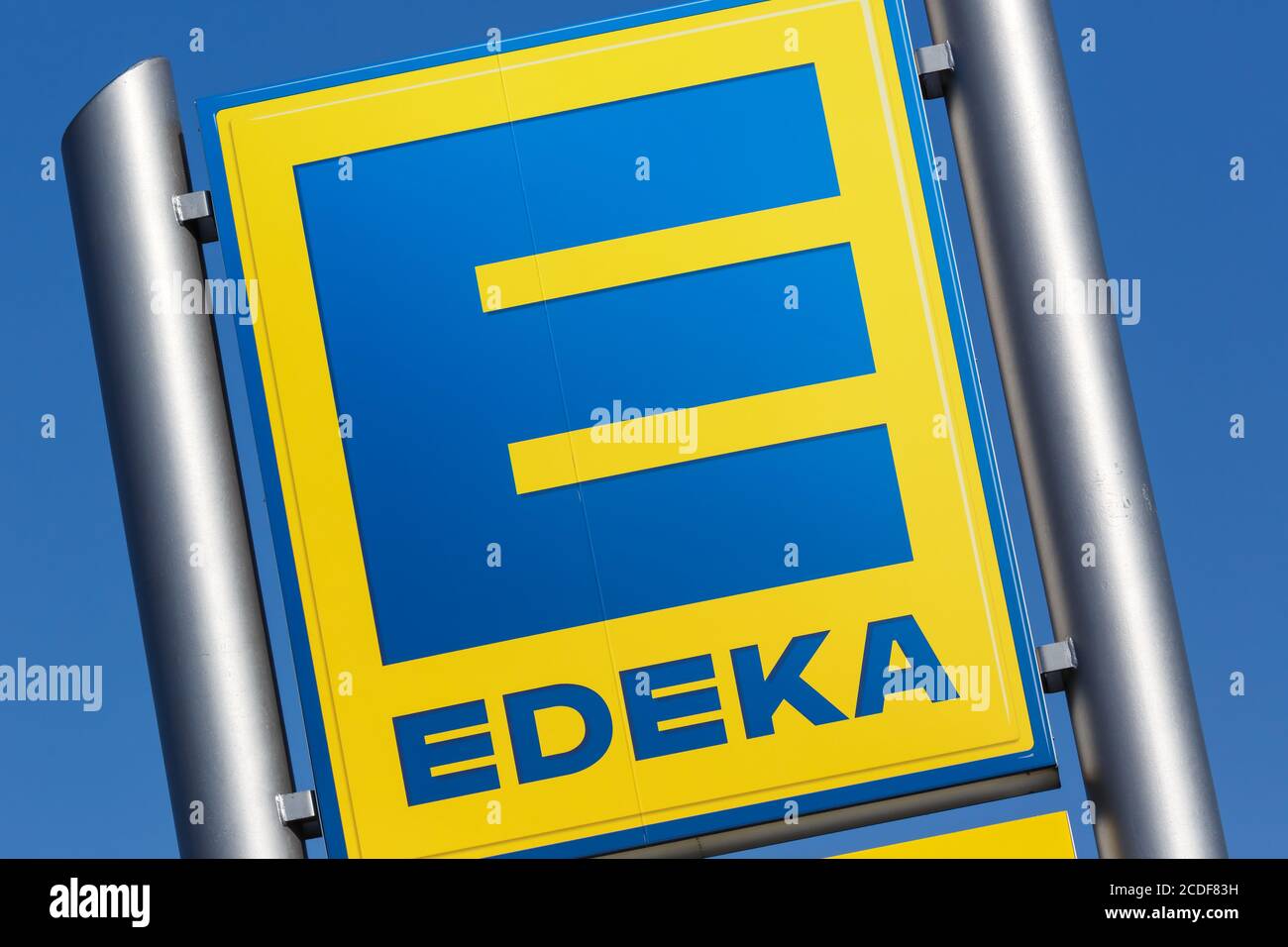 Stuttgart, 17. Mai 2020: EDEKA Logo Schild Supermarkt Lebensmittelgeschäft Discounter in Deutschland. Stockfoto