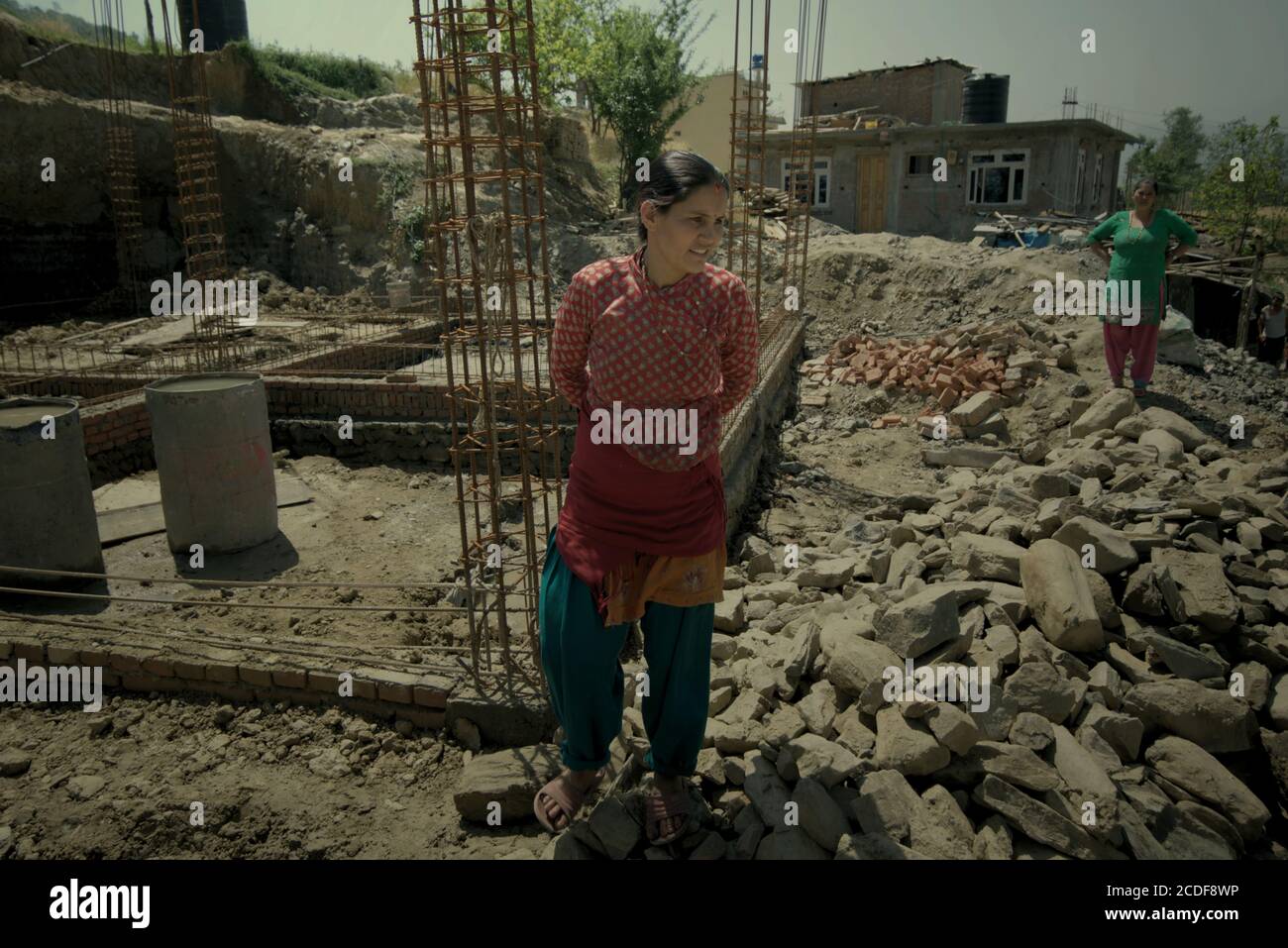Porträt einer Dorfbewohnerin auf ihrem Bauprojekt am Stadtrand von Bhaktapur, Provinz Bagmati Pradesh, Nepal. Stockfoto