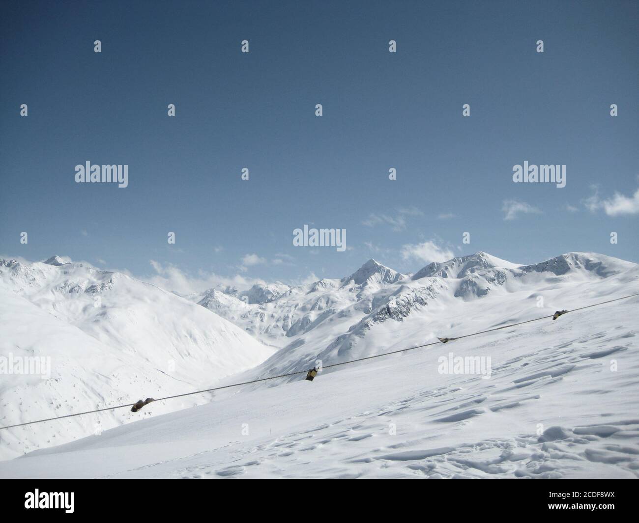 Schneeweiße Winterpiste in den nördlichen alpen unter Blau Himmel Stockfoto