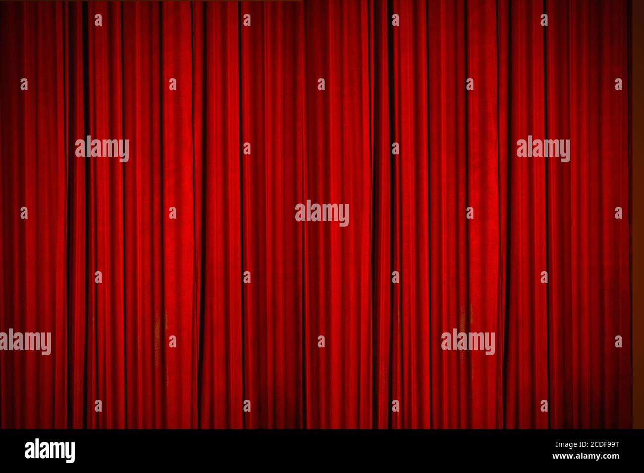 Schöne rote Vorhänge der Bühne beleuchtet mit Bühnenbeleuchtung, Momente bevor die Vorhänge ging bis, um die Bühne zu offenbaren Stockfoto