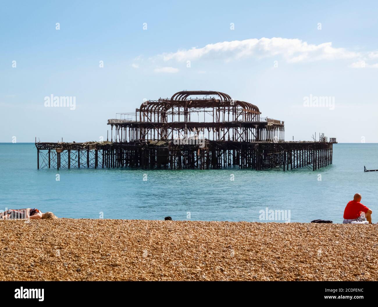 Die Ruinen und das strukturelle Skelett des verfallenen Brighton West Pier, vor der Küste von Brighton Beach, West Sussex, Südostengland Stockfoto