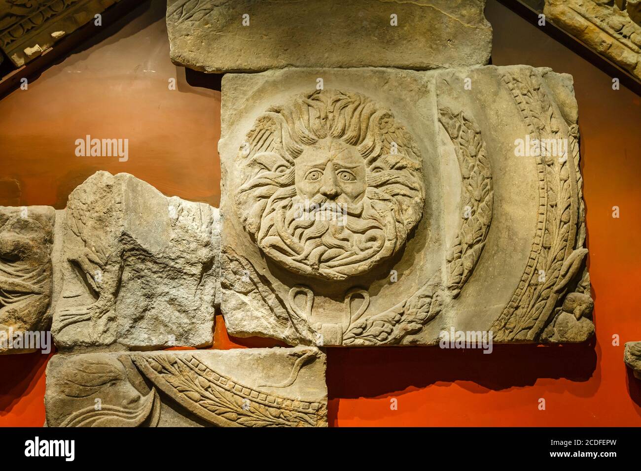 Der geschnitzte Bladud Gorgon Kopf aus dem Tempel Giebel auf dem Display im Museum in den römischen Bädern in Bath, Somerset, Süd-West-England Stockfoto
