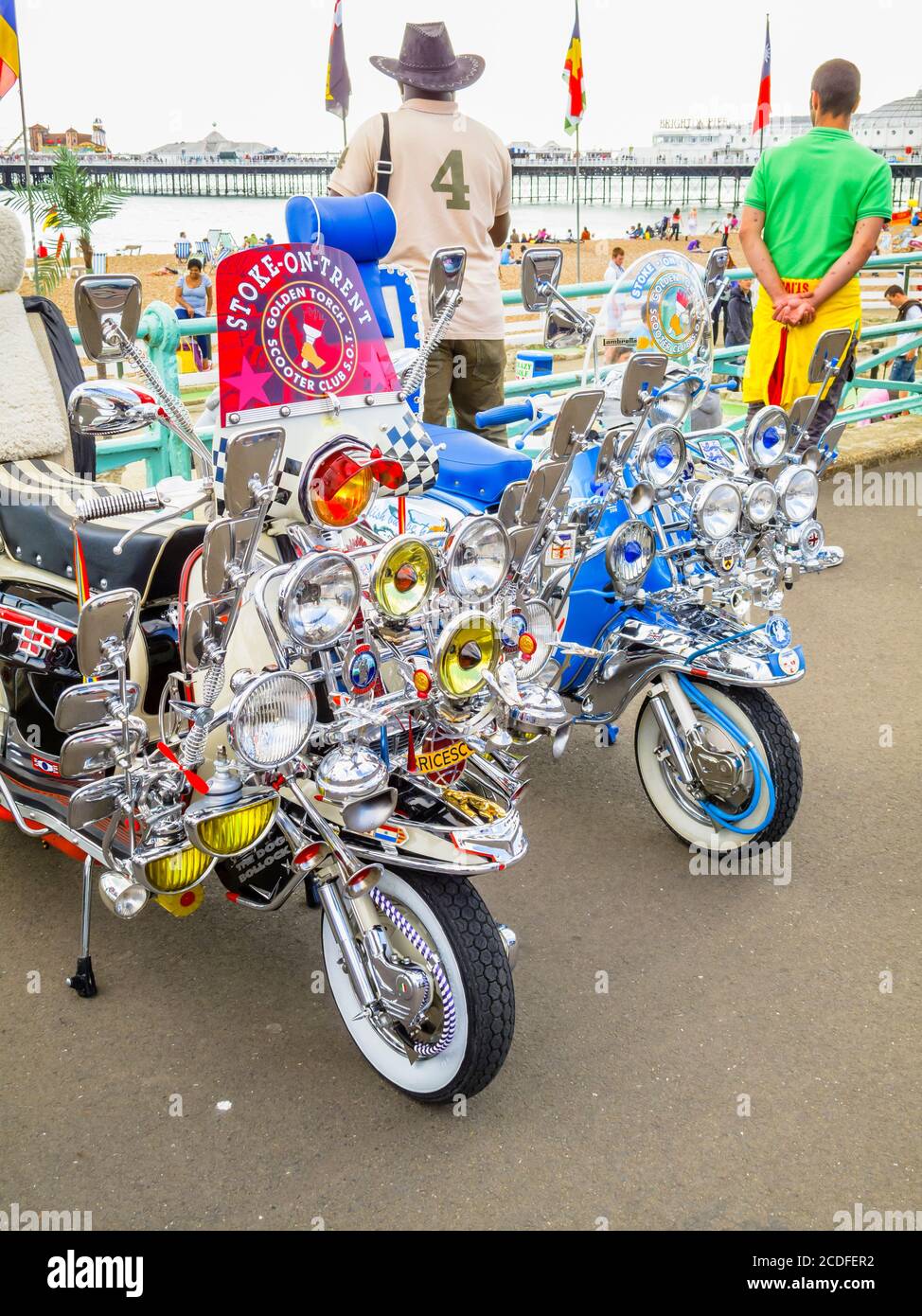 Oldtimer Motorroller Motorräder mit Scheinwerfer in Brighton aus der Mods und Rockers Ära, mit mehreren Scheinwerfern und Flügelspiegel Stockfoto