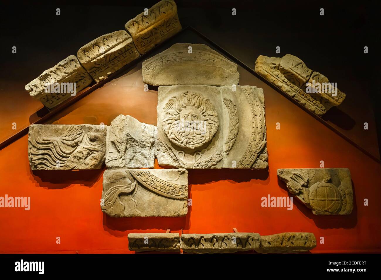 Der geschnitzte Bladud Gorgon Kopf aus dem Tempel Giebel auf dem Display im Museum in den römischen Bädern in Bath, Somerset, Süd-West-England Stockfoto