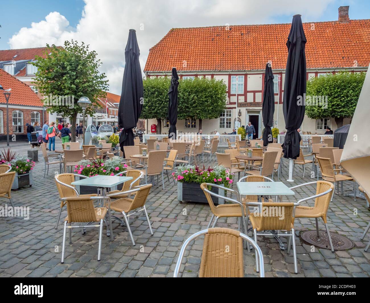 Außenbereich im Ringkobing Hotel mit Tischen und Stühlen Marktplatz in Ringkobing Skjern an einem bewölkten Sommernachmittag Stockfoto