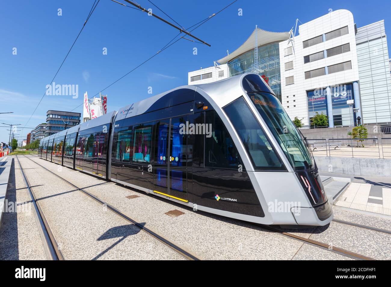 Luxemburg - 24. Juni 2020: Tram Luxtram Zug Transitverkehr Bahnhof Alphonse Weicker in Luxemburg. Stockfoto