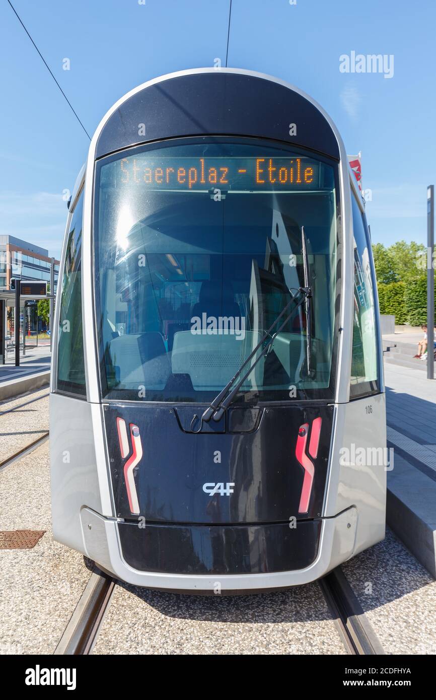 Luxemburg - 24. Juni 2020: Tram Luxtram Zug Transitverkehr CAF Urbos in Luxemburg. Stockfoto
