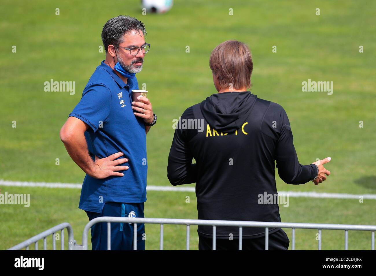 firo: 28.08.2020, Fußball, Testspiel, Saison 2020/2021, FC Schalke 04 - Aris Thessaloniki, Trainer David Wagner, FC Schalke 04, S04, Schalke, Trainer Michael Oenning, Aris Thessaloniki, Aris, Thessaloniki, Halbfigur, im Gespräch, Einsatz weltweit Stockfoto