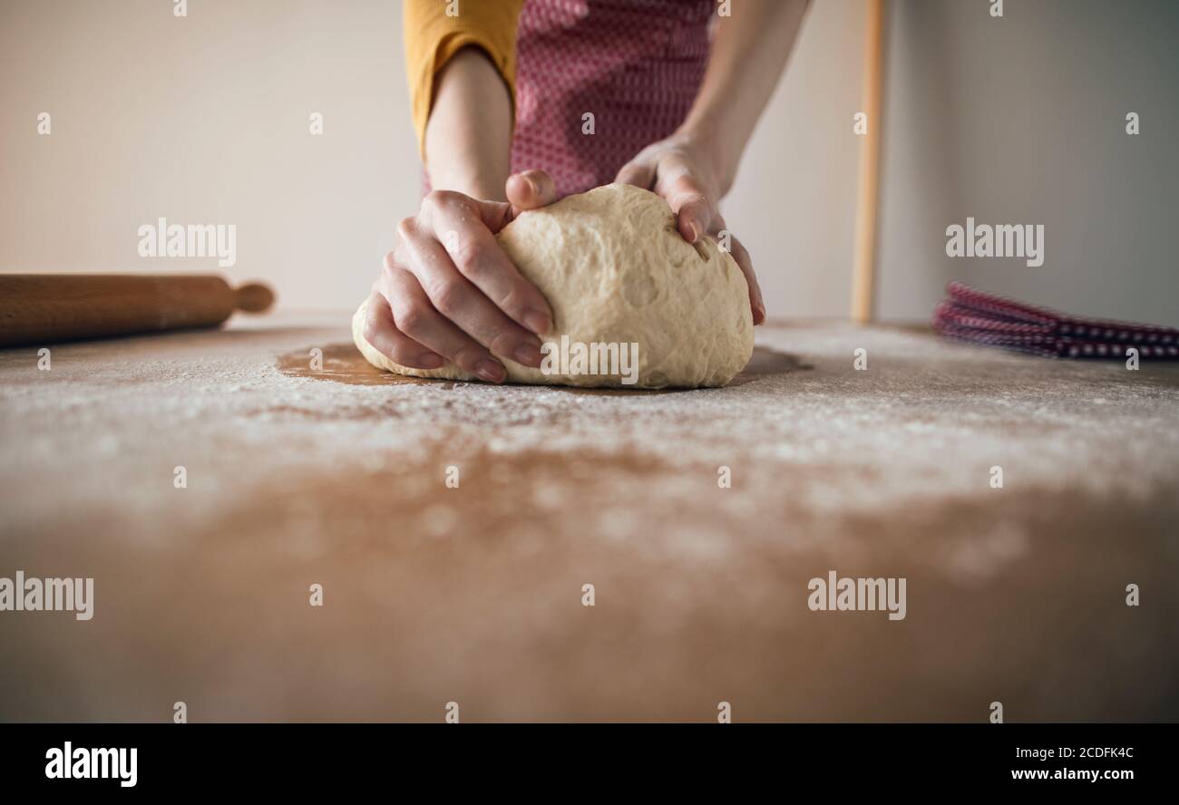 Nahaufnahme der Hände Kneten Brotteig zum Backen Stockfoto