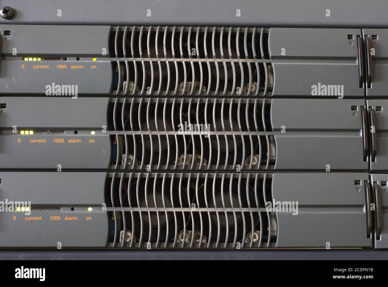 Schwarzes Netzteil mit Lüftern und Glühlampen Stockfoto