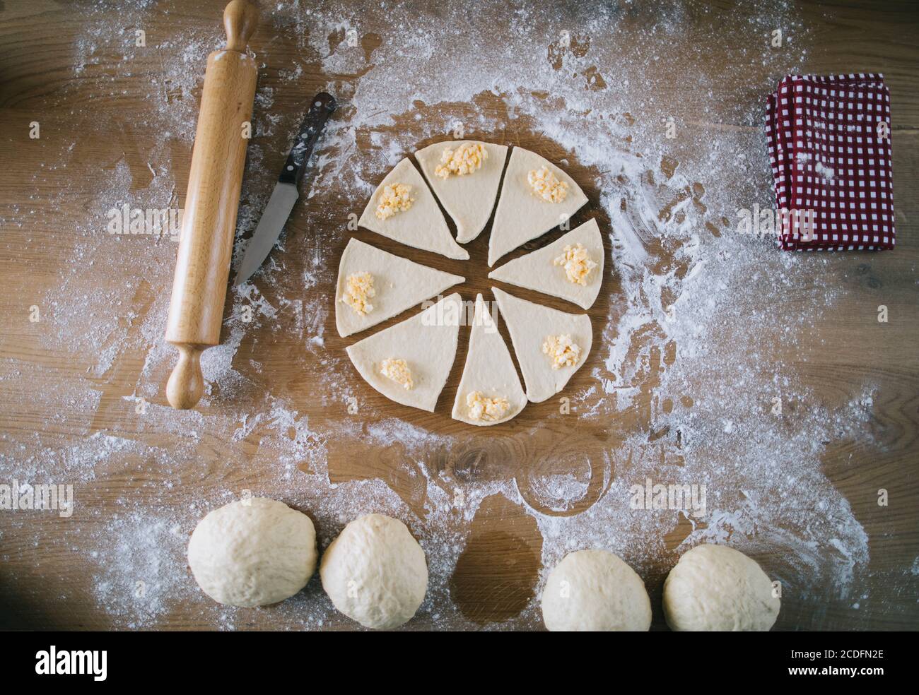 Nahaufnahme der Frau Hände Vorbereitung Brötchen Teig zum Backen Stockfoto