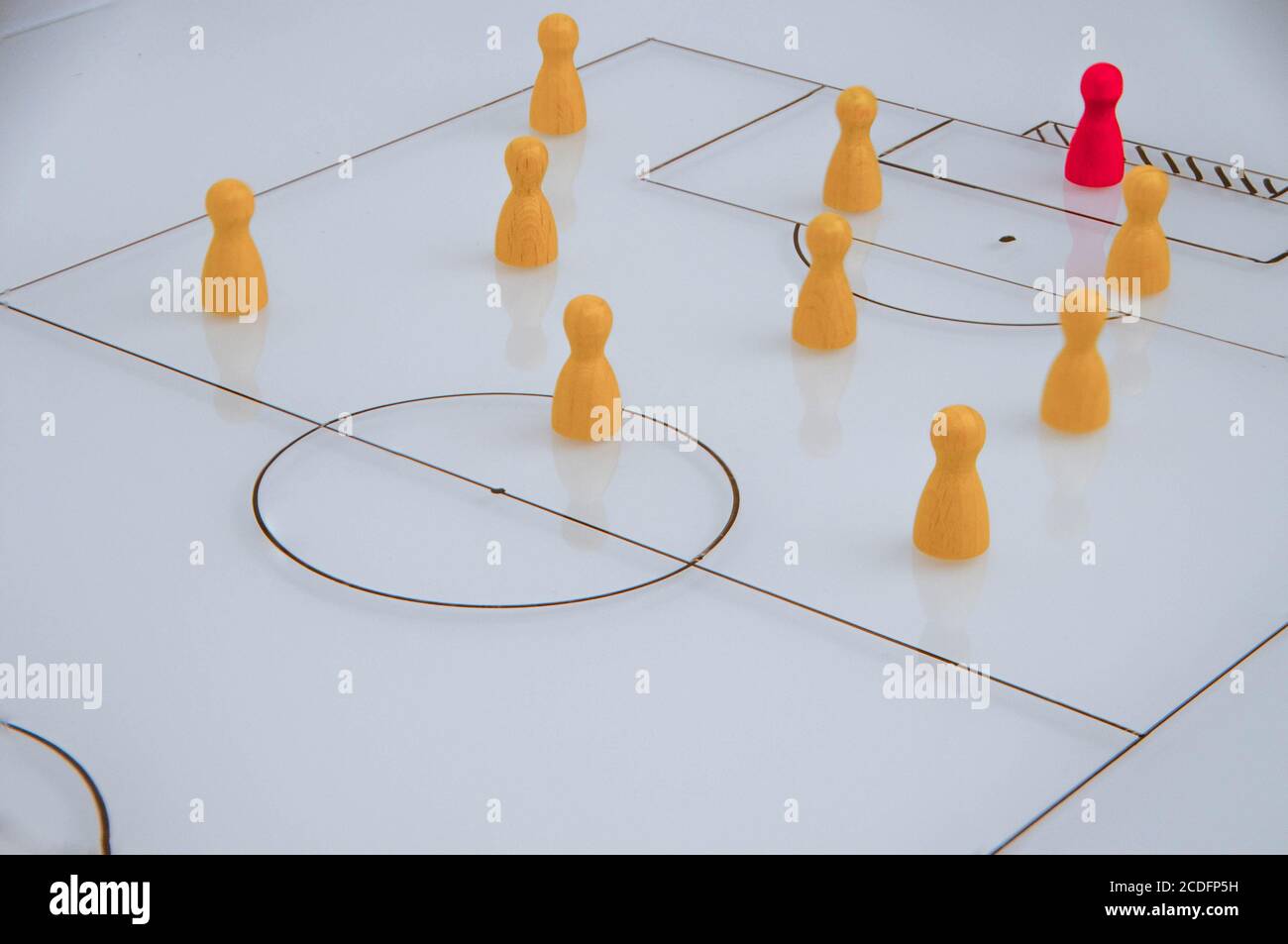 Whiteboard mit Schema Nahaufnahme Fußballspiel mit Holzspielstücken Stockfoto
