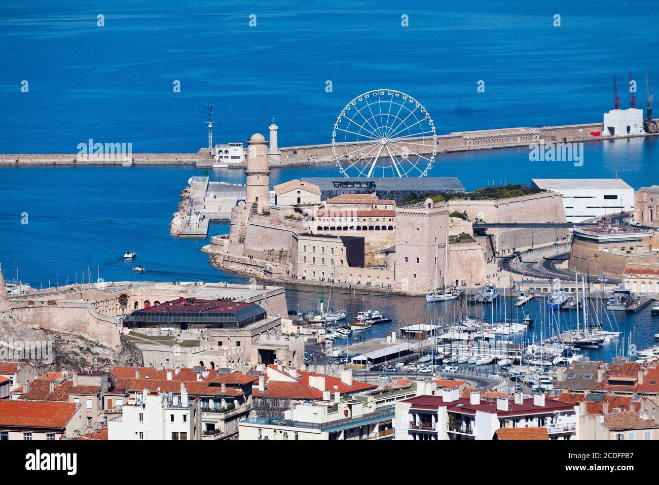 Der Vieux-Hafen von Marseille mit auf der einen Seite das Fort Gentaume und auf der anderen Seite das Fort Saint-Jean mit seiner Tour du fanal und Tour du ROI René Stockfoto