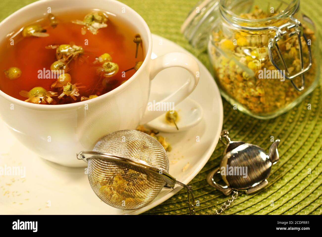 Kamillentee mit weißer Teetasse Stockfoto