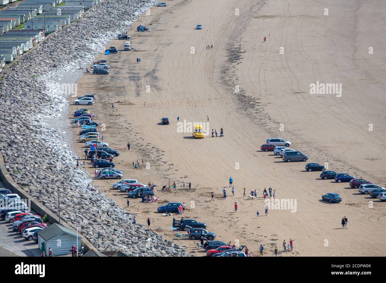 Britische Sommerferien. Brean Sands, Somerset, Großbritannien. Eiswagen am Strand Stockfoto