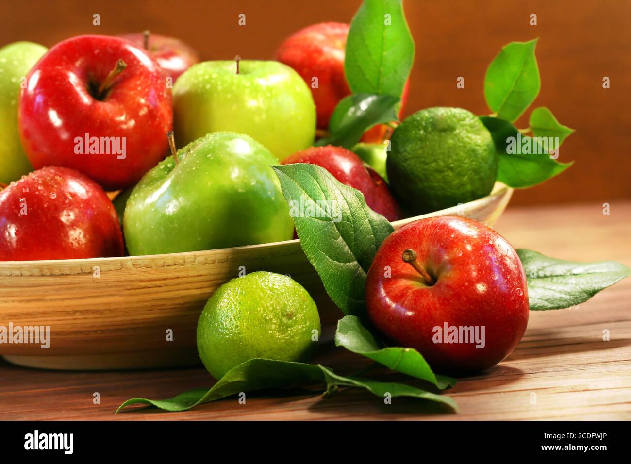 Rote und grüne Äpfel in einer Schüssel Stockfoto