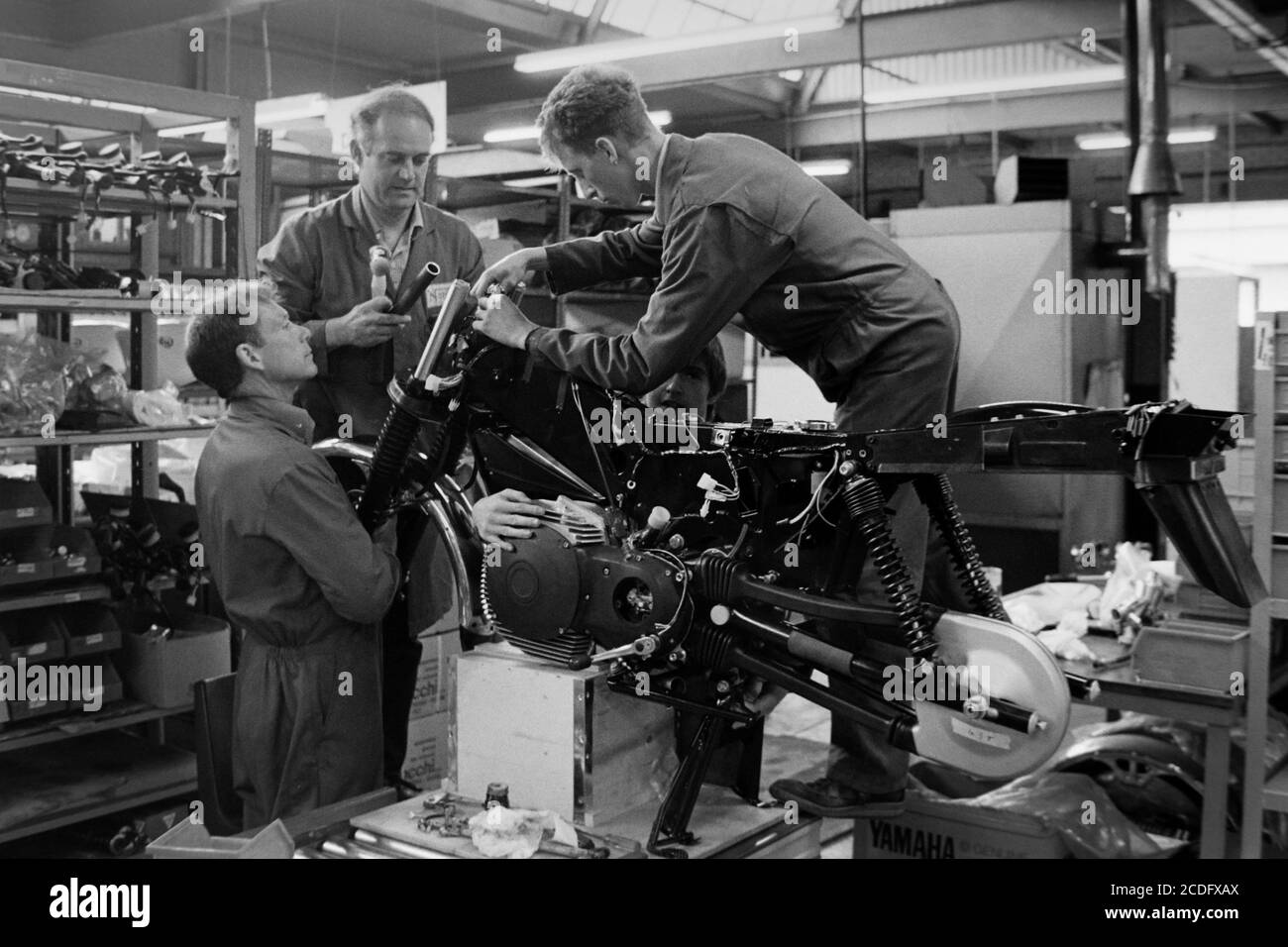 Der Ingenieur montiert ein Norton Interpol 2 Motorrad mit seinem luftgekühlten Doppelrotor 588 ccm (35.9 Cu in) Wankel Drehmotor in der Norton Fabrik in Shenstone, Lichfield, Staffordshire. 10. August 1987. Foto: Neil Turner Stockfoto