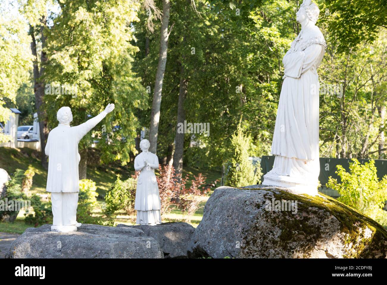 Statuen auf dem Gelände der Basilika Aglona in der lettischen Region Latgale. Stockfoto