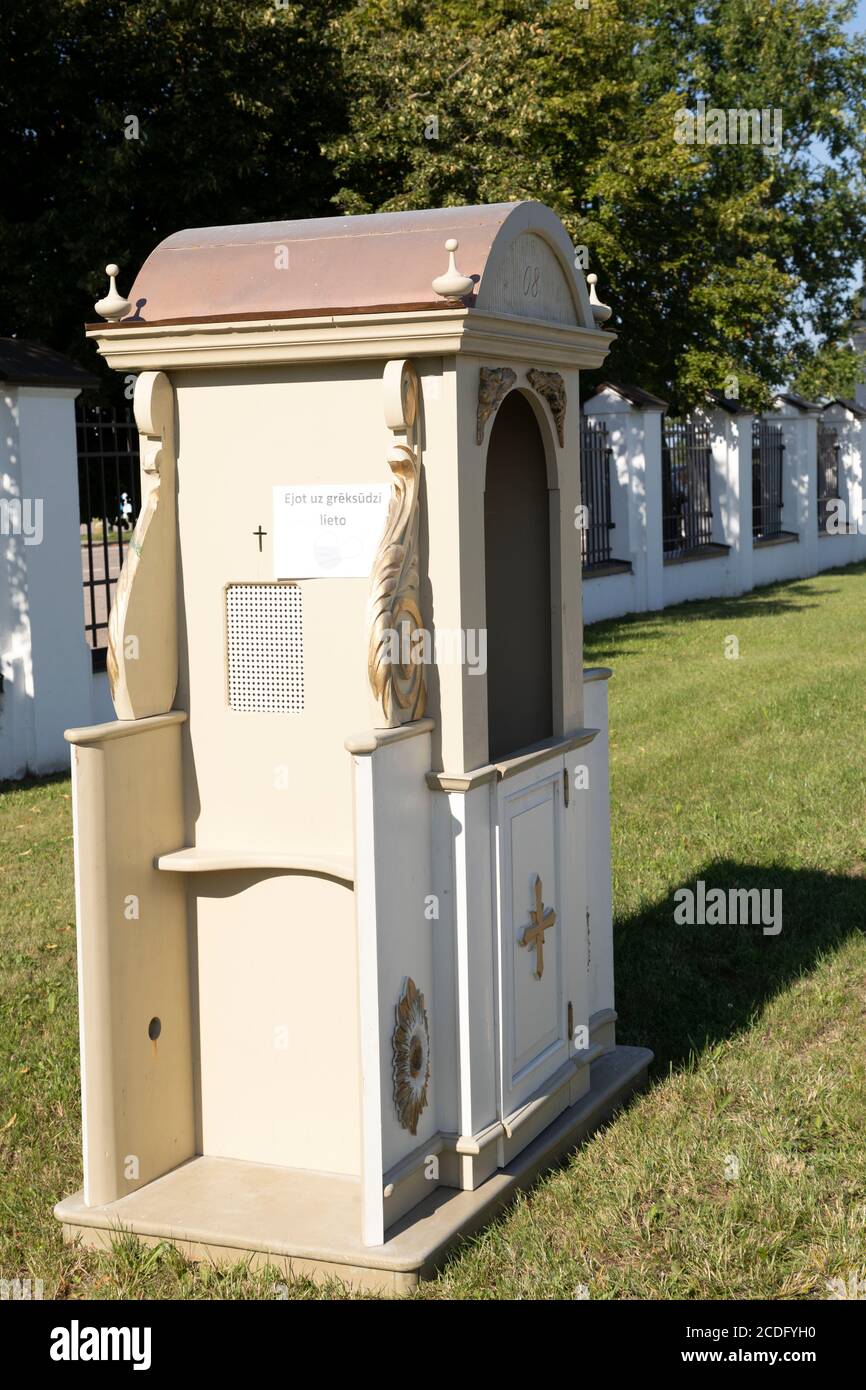 Eine mobile Beichtbox auf dem Gelände der Basilika Aglona in der lettischen Region Latgale. Stockfoto