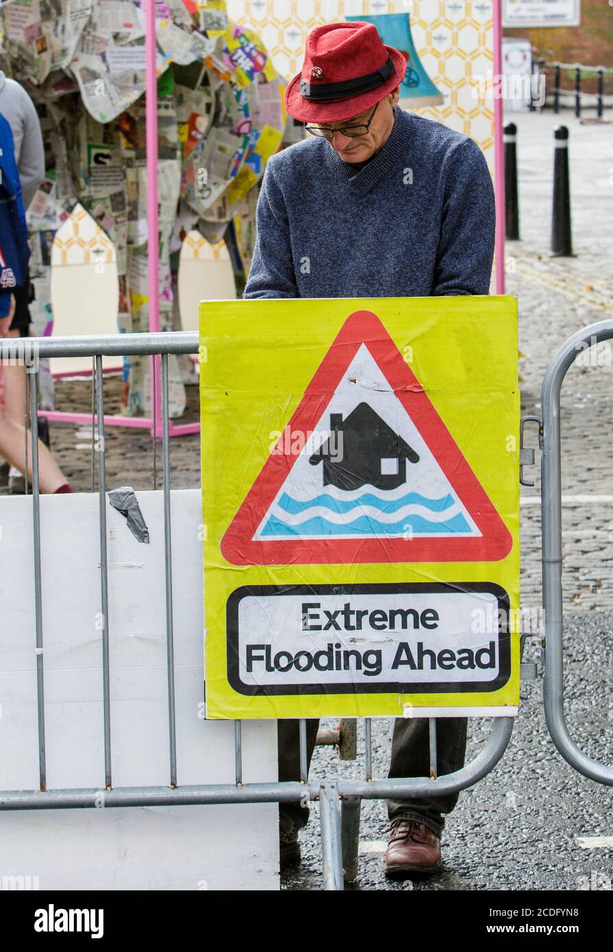 Bristol, Großbritannien. August 2020. Ein Extinction Rebellion Klimaaktivist ist ist abgebildet, als er an einer Straßensperre auf der Straße zur Princes Street Bridge im Zentrum von Bristol ein Warnschild aufsetzt. Der viertägige Protest gegen die Rebellion unterstreicht die Behauptung der Aktivisten, die britische Regierung ignoriere jede Warnung vor der Klima- und Umweltkrise. Quelle: Lynchpics/Alamy Live News Stockfoto