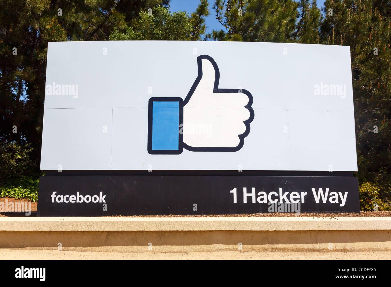 Menlo Park, Kalifornien - 10. April 2019: Facebook headquarters HQ mit dem Daumen nach oben Wie logo Zeichen in Menlo Park, Kalifornien. Stockfoto