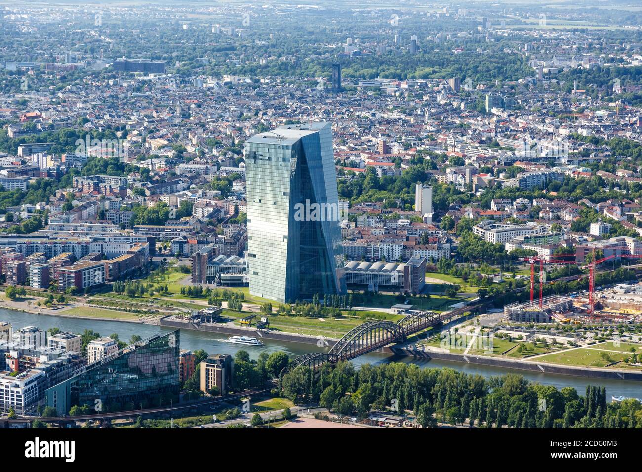 Frankfurt, Deutschland - 27. Mai 2020: EZB European Central Bank Wolkenkratzer Skyline Luftbild Stadt in Deutschland. Stockfoto