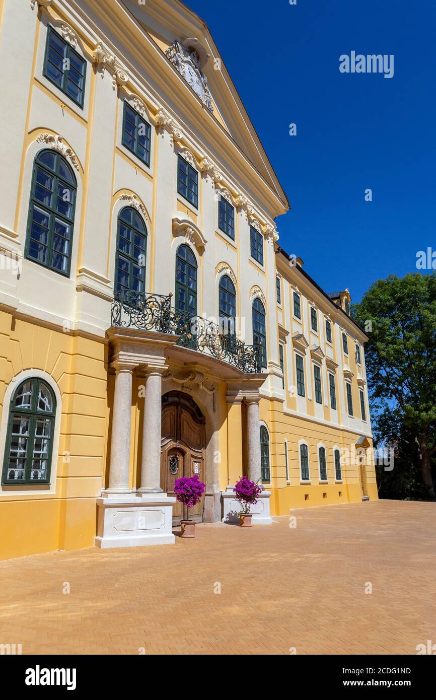 Der Erzbischofliche Palast Oder Der Bischofspalast Von Kalocsa Ungarn An Einem Sommertag Stockfotografie Alamy