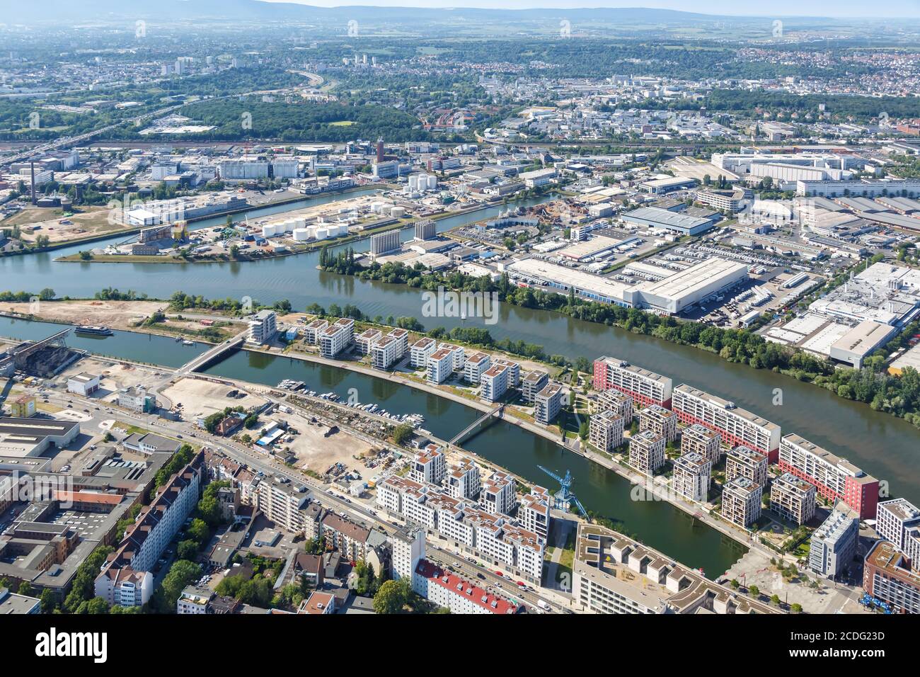 Offenbach, Deutschland - 27. Mai 2020: Offenbach Immobilien Gebäude leben Luftaufnahme Main Fluss Wasser Hafen Stadt in Deutschland. Stockfoto