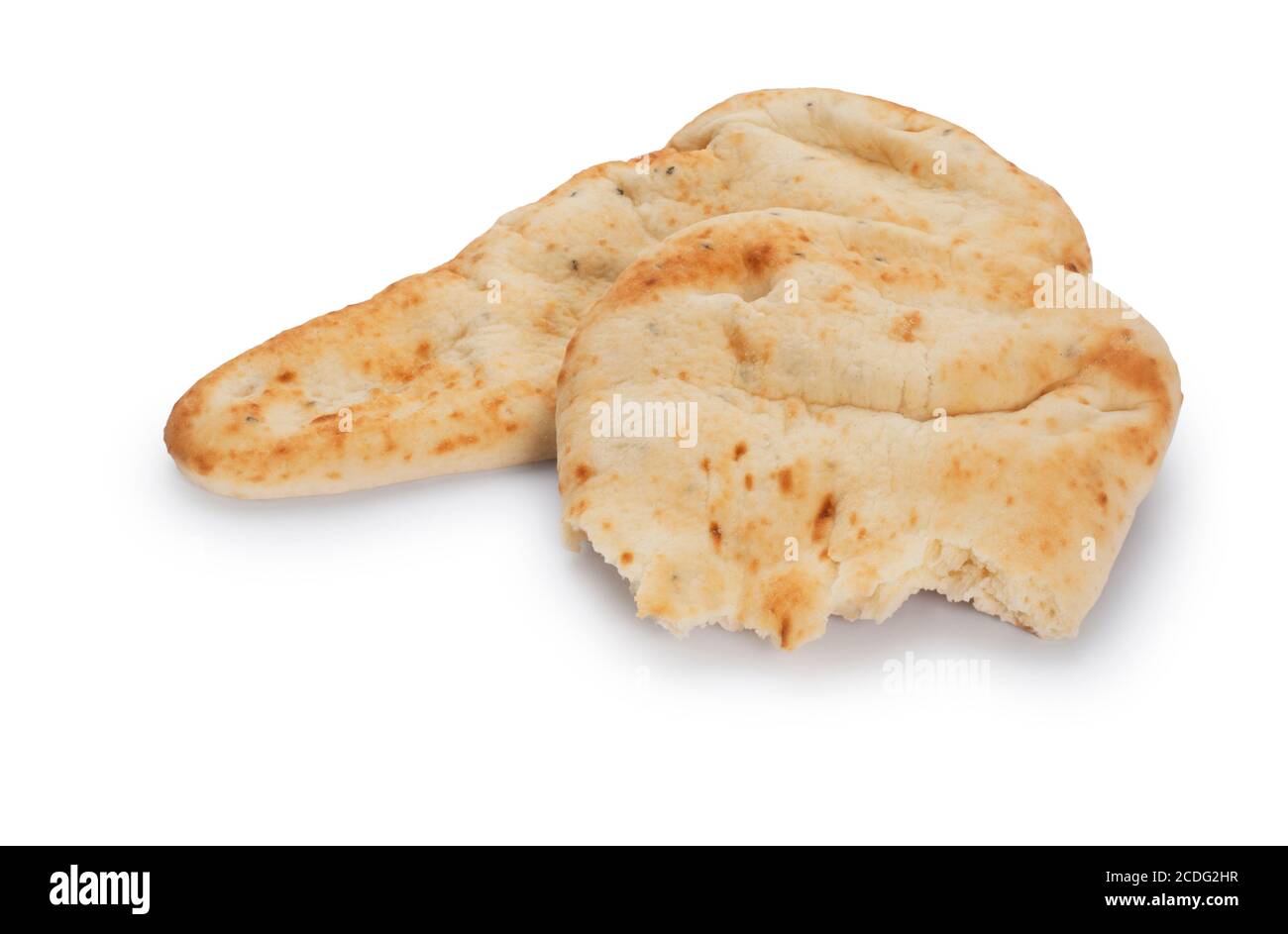 Studioaufnahme von indischem Naan-Brot, das gegen ein ausgeschnitten wurde Weißer Hintergrund - John Gollop Stockfoto