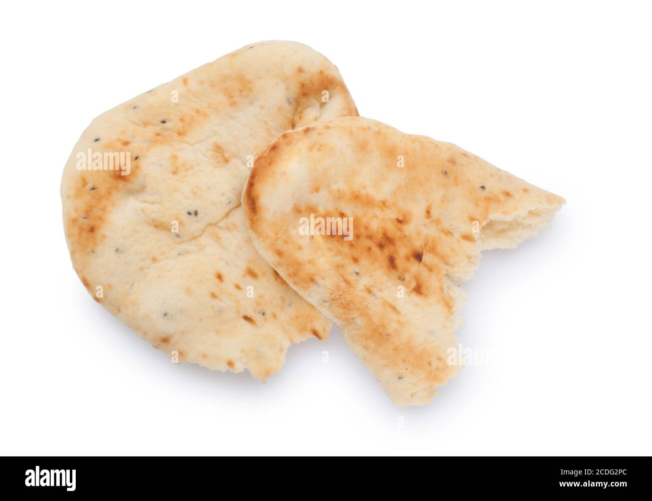 Studioaufnahme von indischem Naan-Brot, das gegen ein ausgeschnitten wurde Weißer Hintergrund - John Gollop Stockfoto