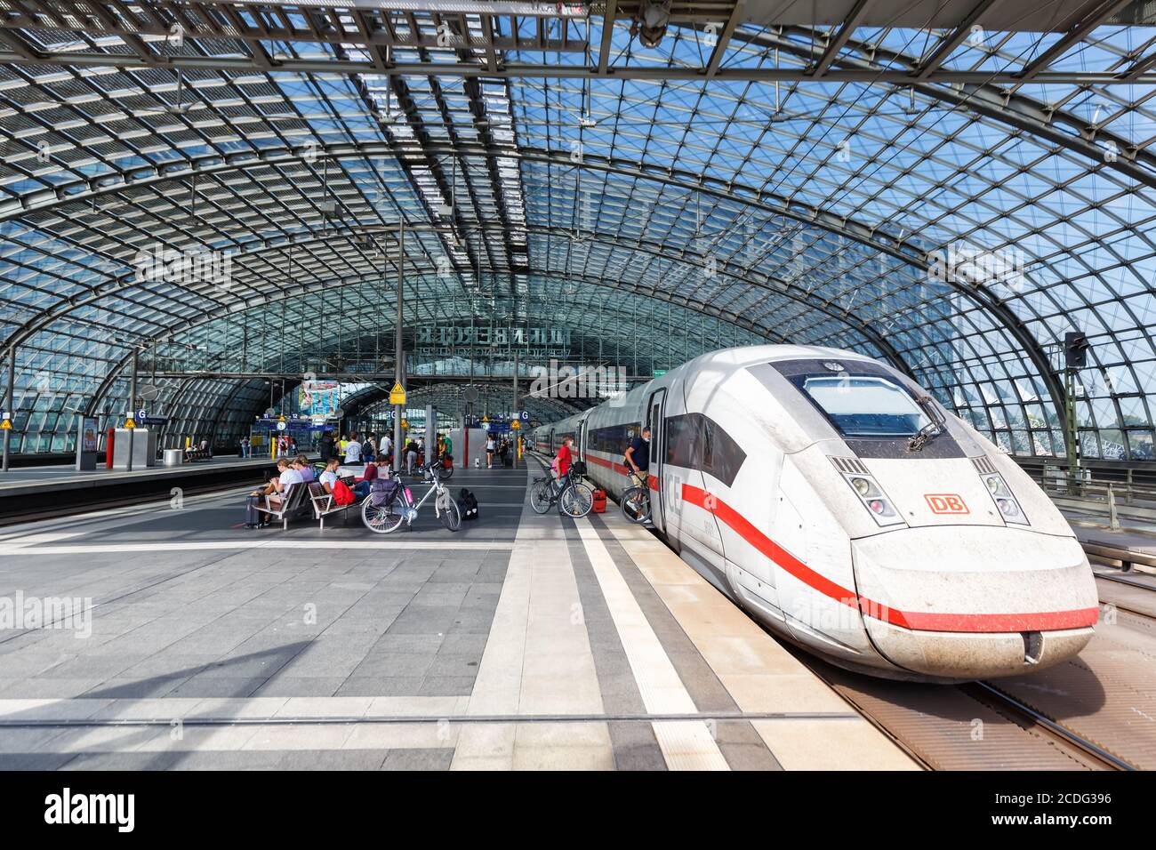 Berlin, Deutschland - 20. August 2020: ICE 4 Hochgeschwindigkeitszug am Berliner Hauptbahnhof Hbf in Deutschland. Stockfoto
