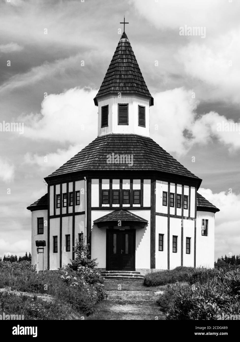 Kleine hölzerne evangelische Kapelle in Korenov, Isergebirge, Tschechische Republik. Schwarzweiß-Bild. Stockfoto