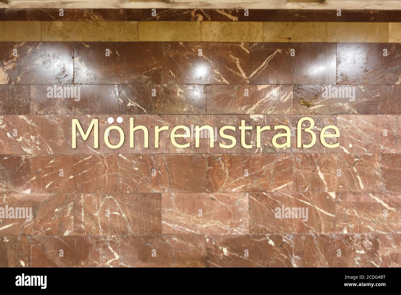 Berlin, Deutschland - 20. August 2020: Mohrenstraße Berlin U-Bahn U-Bahn-Tunnel-Station Schild Mohrenstraße in Deutschland. Stockfoto