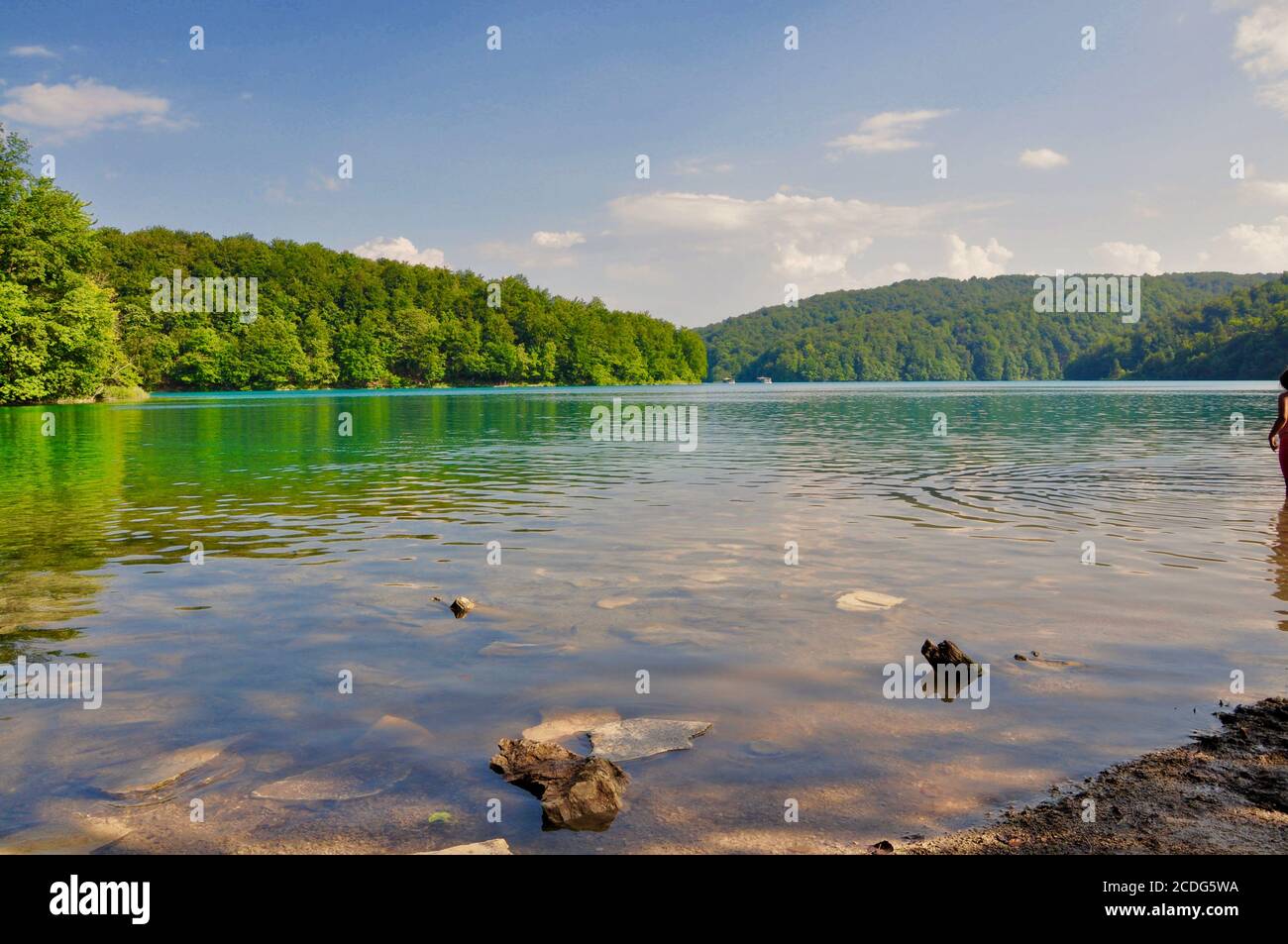Plitvice, Kroatien-Juli 2019. Nationalpark Plitvicer Seen, schöne Landschaft mit Wasserfällen, Seen und Wald, Kroatien. Familienziel Stockfoto