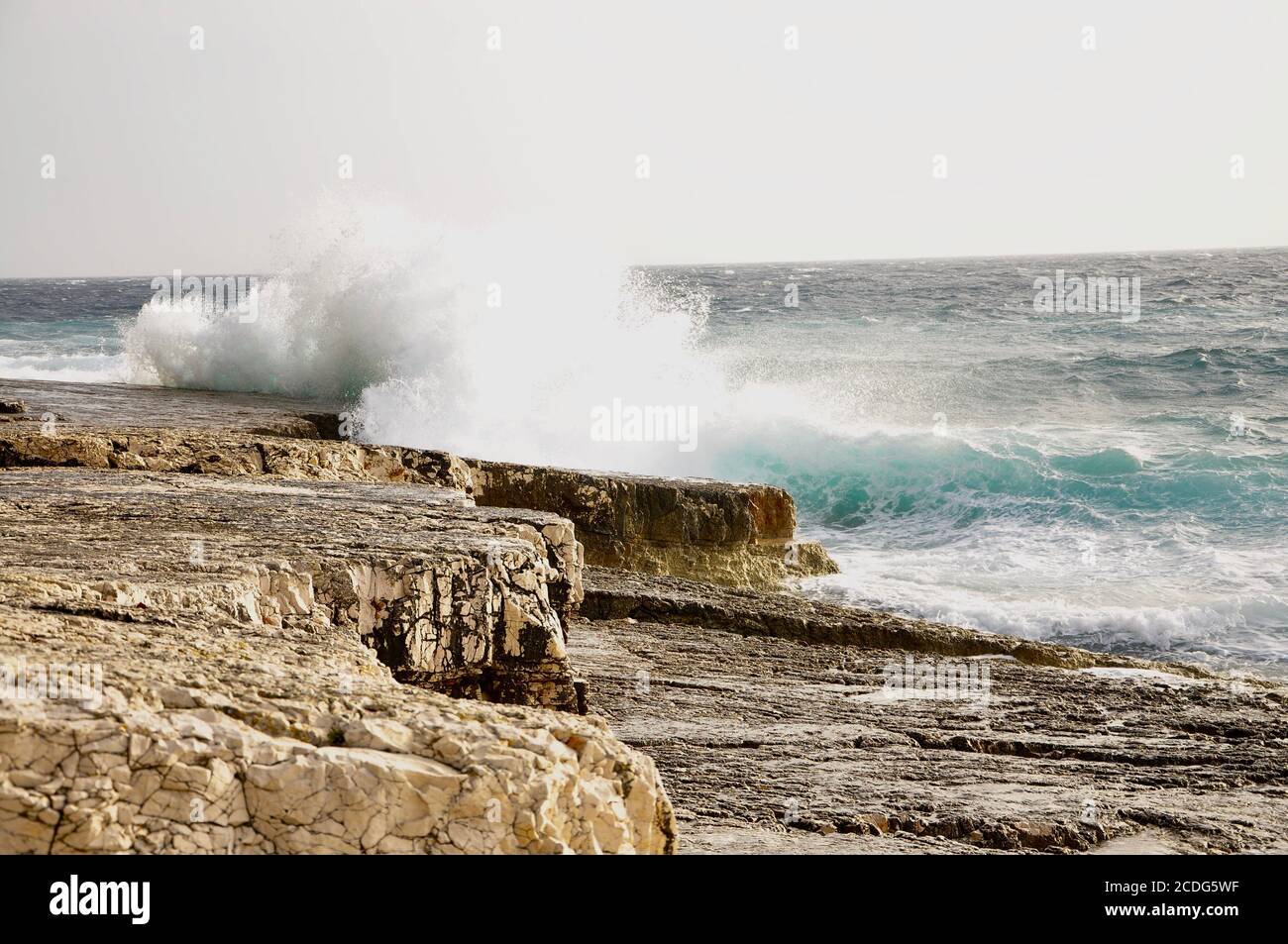 Sturm auf der Inselküste mit Wellen und starkem Wind, Kroatien. Große Welle planschen auf felsigen Ufer, Meereshorizont, Adria Stockfoto
