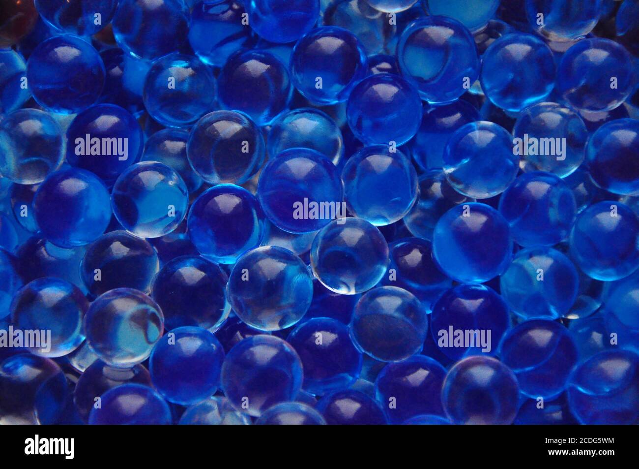 Glänzend blau Wasser Gel Blasen Kugeln Hintergrund. Dunkelblauer abstrakter Hintergrund Stockfoto