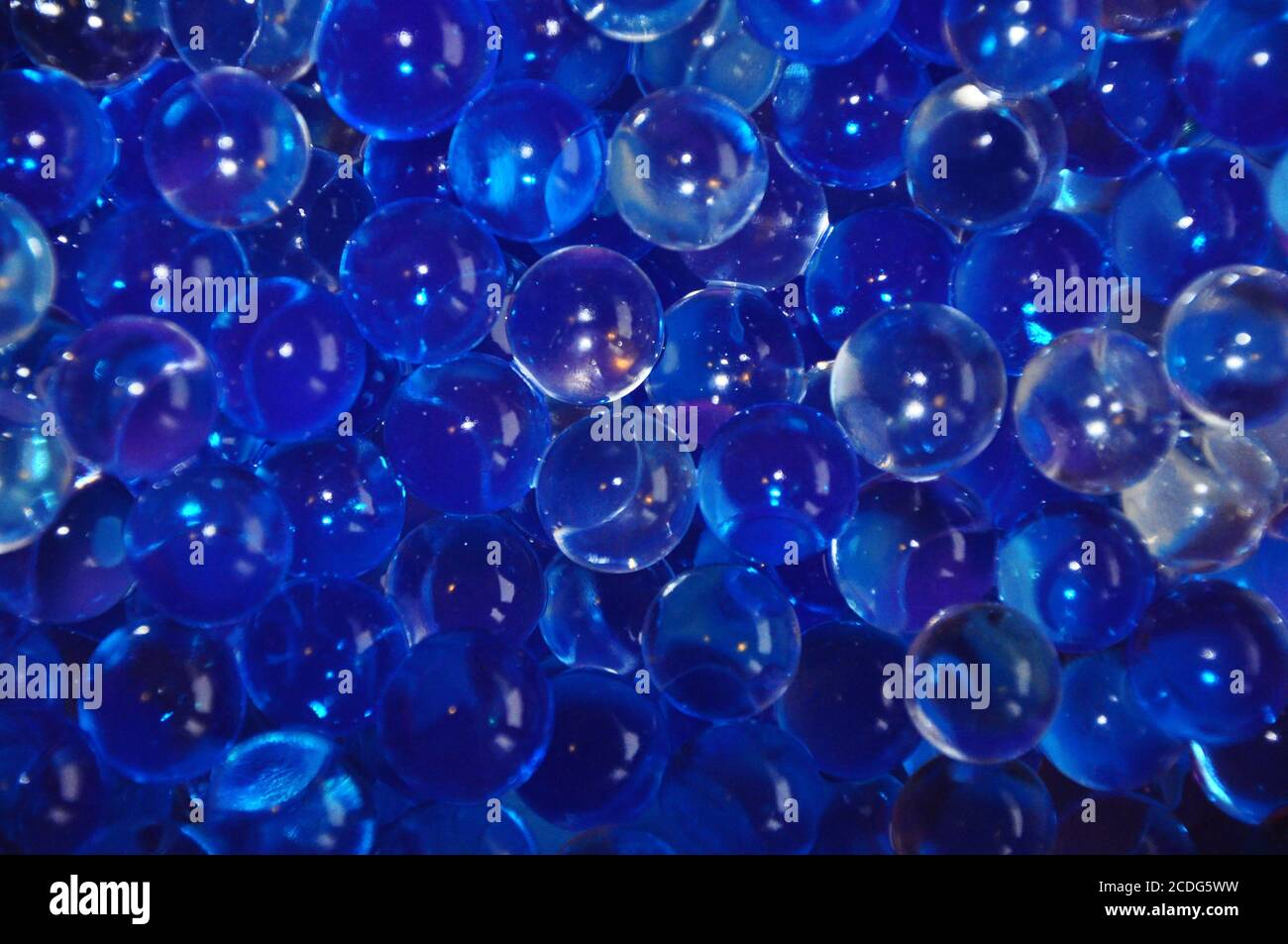 Glänzend blau Wasser Gel Blasen Kugeln Hintergrund. Dunkelblauer abstrakter Hintergrund Stockfoto