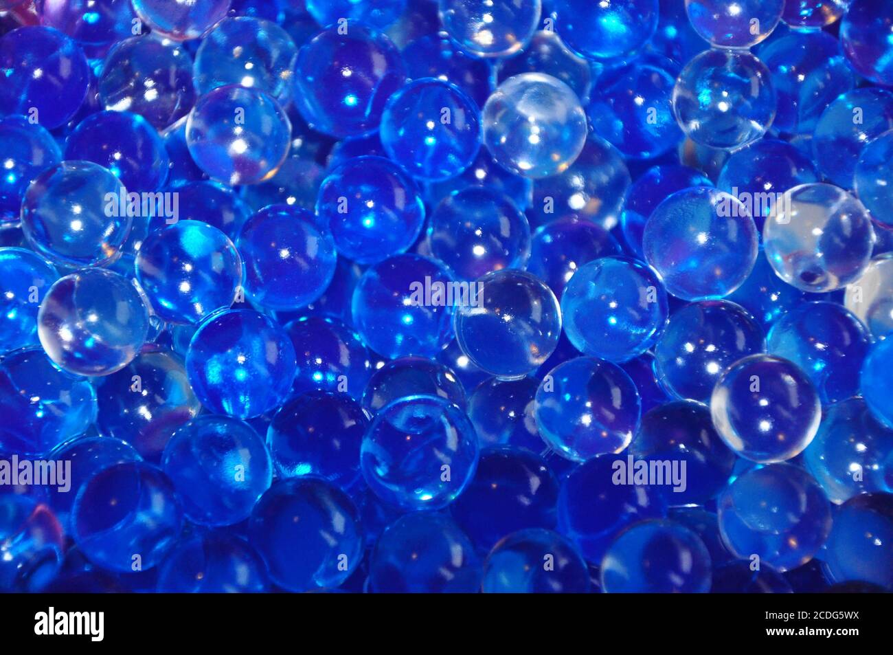 Glänzend blau Wasser Gel Blasen Kugeln Hintergrund. Dunkelblauer abstrakter Hintergrund Stockfoto