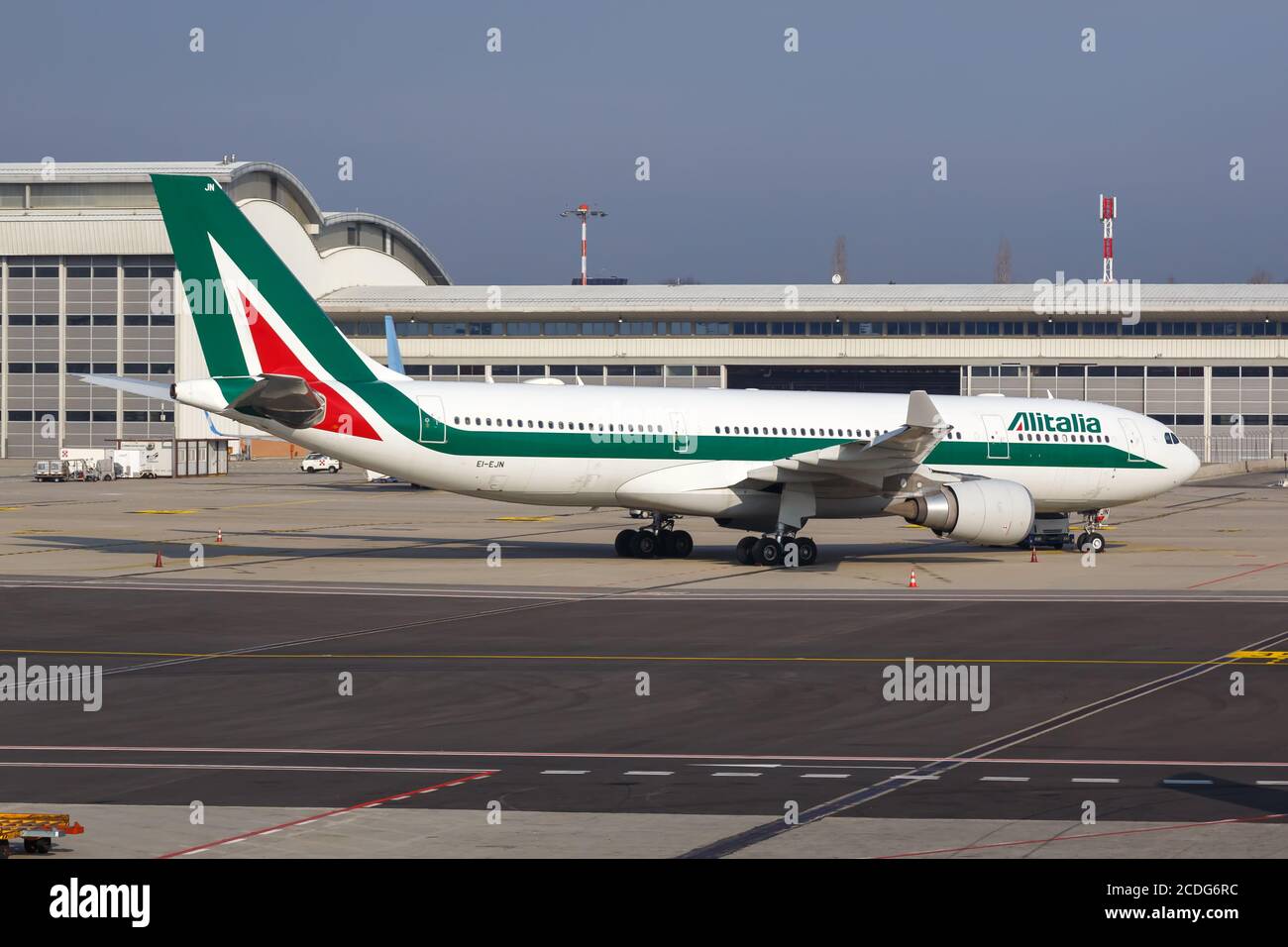 Mailand, Italien - 16. Februar 2018: Alitalia Airbus A330-200 am Flughafen Mailand Malpensa (MXP) in Italien. Airbus ist eine europäische Flugzeugmanufaktur Stockfoto