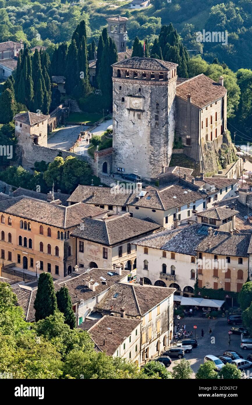 Das Dorf und die mittelalterliche Burg von Asolo. Provinz Treviso, Venetien, Italien, Europa. Stockfoto